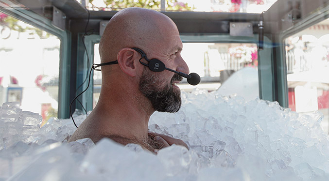 Un polaco bate récord Guinness al permanecer más de cuatro horas sumergido en hielo