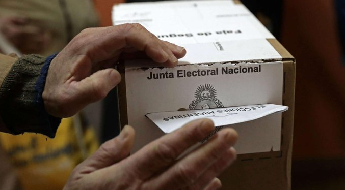 Abren centros de votación en Argentina para elegir entre Massa y Milei