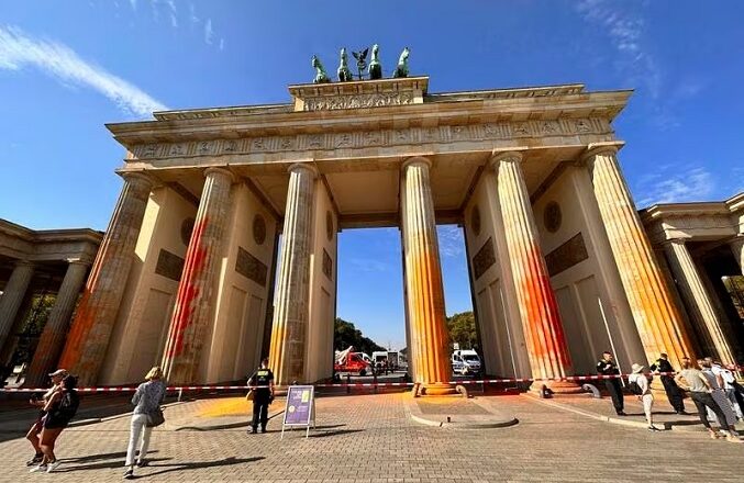Policía detiene a dos activistas climáticos por manchar con pintura Puerta de Brandeburgo