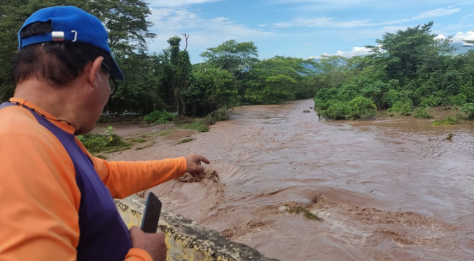 Río Apón se desborda ante las continuas lluvias en la Sierra de Perijá
