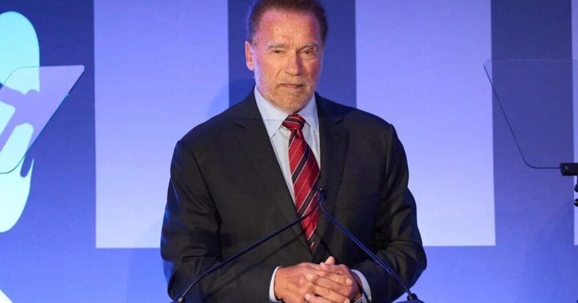 Schwarzenegger evoca su pasado familiar nazi al recibir un premio del Museo del Holocausto