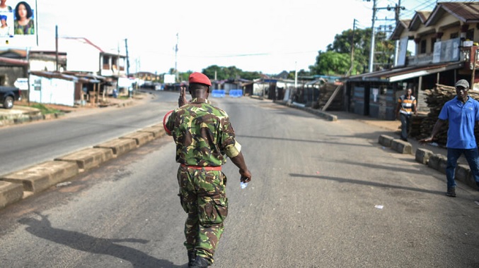 El gobierno decreta un toque de queda en Sierra Leona tras el ataque contra una armería