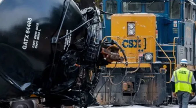 Evacuan el centro de Kentucky tras el descarrilamiento de un tren que derramó azufre fundido