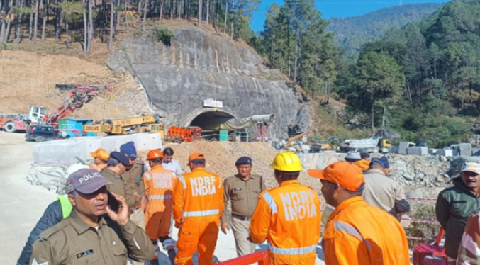Rescatistas sacan al primero de los 41 trabajadores atrapados en un túnel en la India
