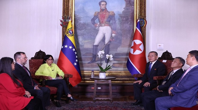 Venezuela condecora al embajador de Corea del Norte al terminar nueve años de misión