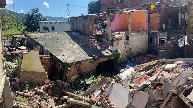 Lluvias provocan el desplome de seis casas en la carretera Petare- Guarenas