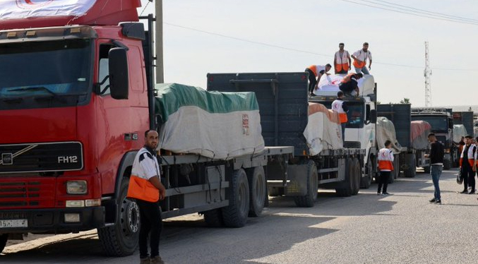 Entran en Gaza 81 camiones con ayuda y 12 ambulancias trasladan heridos a Egipto