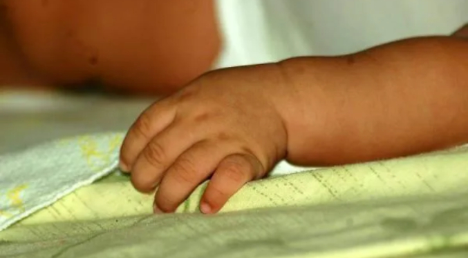 Padres ebrios matan a su bebé de tres meses al aplastarla en la cama
