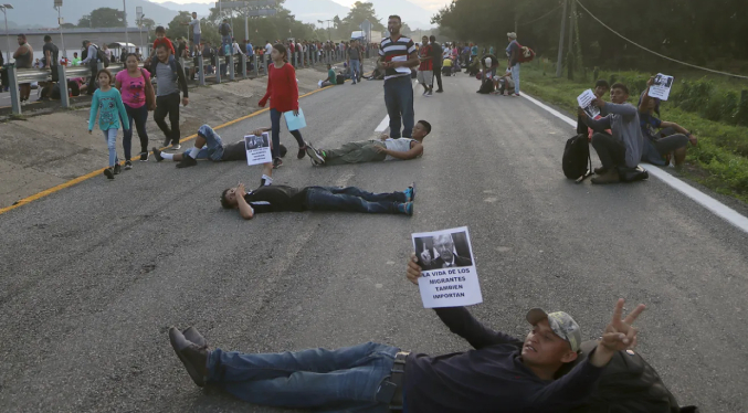 Caravana migrante bloquea carretera en Chiapas para exigir su avance rumbo a EEUU