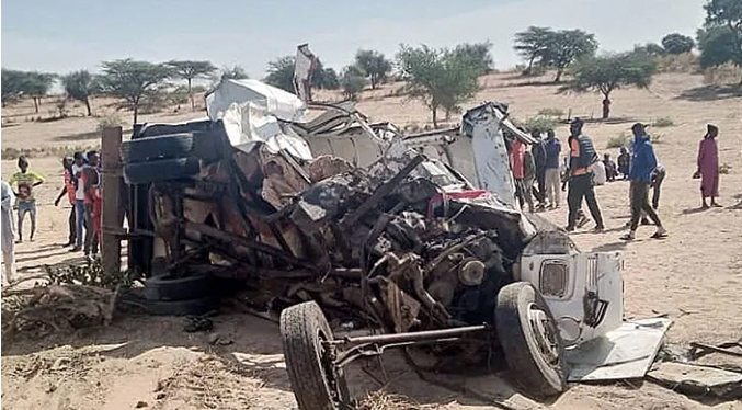 Al menos 22 personas fallecen por choque de una furgoneta con un camión en Zimbabue