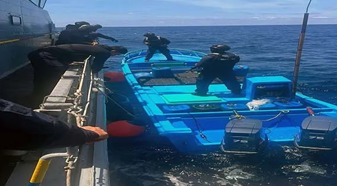 Alrededor de una tonelada de droga es incautada en una lancha cerca de las Islas Galápagos