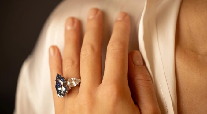 Diamante Bleu Royal es vendido en subasta en casi USD 44 millones