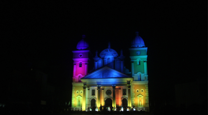 La Basílica de la Chinita se viste de colores con la proyección en Mapping (Fotos+Video)
