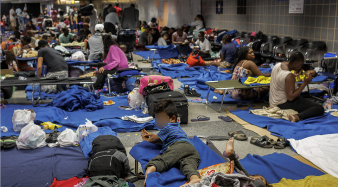 Alcalde de Chicago avisa que empezará a sacar a los inmigrantes de los albergues en 60 días