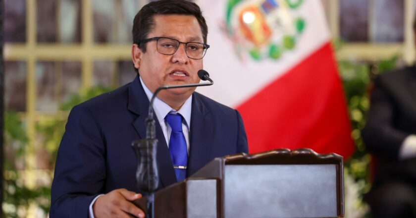 Ministro de Salud de Perú a Maduro: «Es mejor ser último en deportes que en economía»