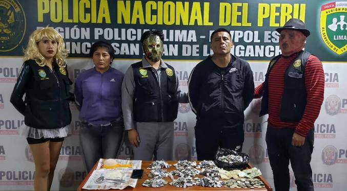 Policías peruanos con disfraces de Halloween detienen a vendedores de droga