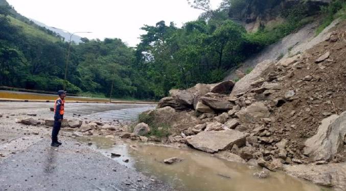 Reportan deslizamientos de rocas en la autopista Valencia – Puerto Cabello
