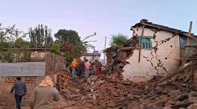 Al menos 132 muertos y 185 heridos tras terremoto de magnitud 6.4 en Nepal