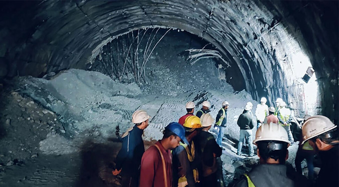 Los 40 trabajadores atrapados en un túnel colapsado en India están «vivos»