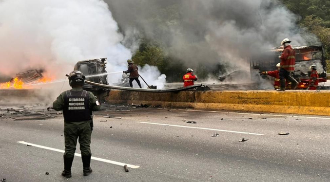Elevan a 14 los fallecidos y nueve heridos por el accidente en la Caracas-Guarenas