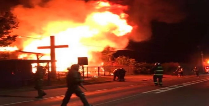 Ataque incendiario en el sur de Chile termina con iglesia destruida