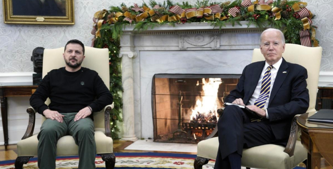 Biden anuncia ante Zelenski más ayuda a Ucrania para no dar «un regalo de Navidad» a Putin