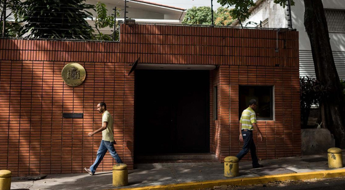 Lo despiden por grabar en el baño a sus compañeras en la embajada española en Venezuela