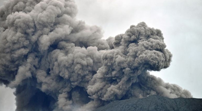 Once alpinistas fallecen tras erupción de un volcán en Indonesia