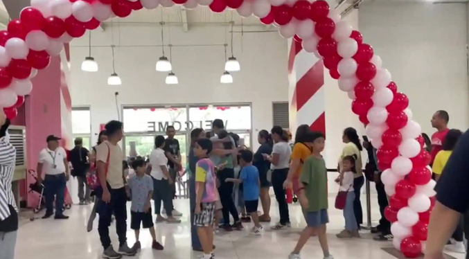 Filipinos estrenan instalaciones de Fiesta Carnival de cara a la navidad