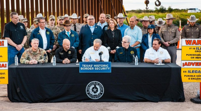 El gobernador de Texas firma un proyecto de ley que convierte la inmigración ilegal en un delito estatal