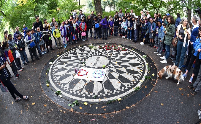 Fans celebran a Lennon el día de su muerte con flores, manzanas y música en Central Park