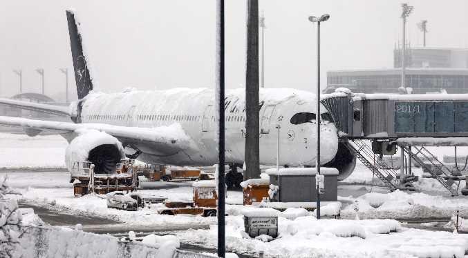 Las intensas nevadas suspenden el tráfico aéreo en varias capitales europeas