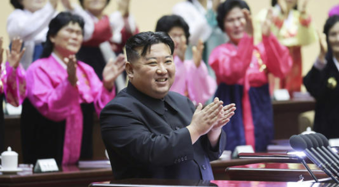 El líder norcoreano pide a las mujeres que tengan más hijos para frenar una caída de la natalidad