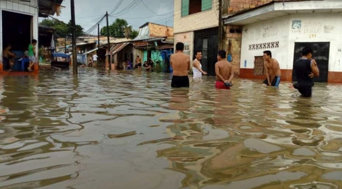 Varias calles de Perú inundadas por las lluvias
