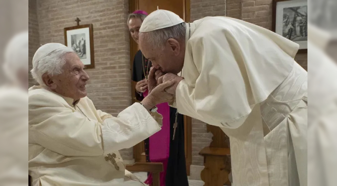 El papa Francisco recuerda a Benedicto XVI a un año de su muerte: “Desde el Cielo bendícenos”