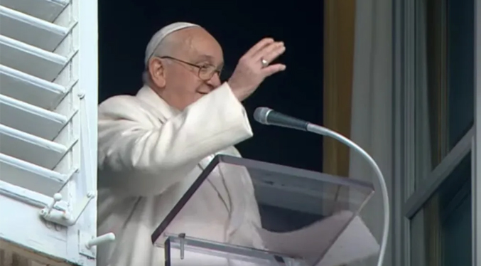 El Papa vuelve a asomarse a la ventana del Vaticano tras su bronquitis