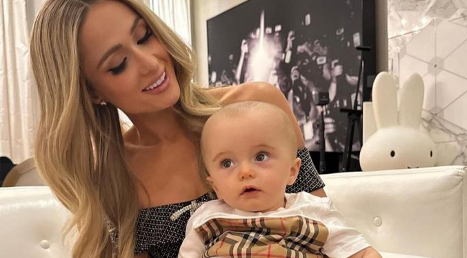 Esto es lo que dice Paris Hilton sobre no cambiarle el pañal a su hijo durante su primer mes