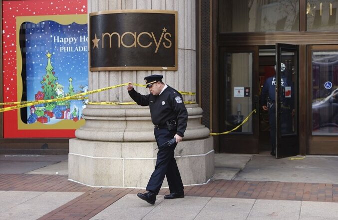 Policía de Filadelfia investiga un triple apuñalamiento en el Macy’s Center City