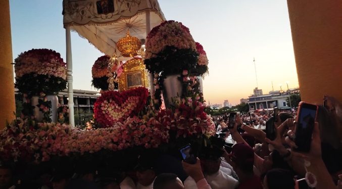 Fieles de La Chinita desbordaron con alegría la procesión de La Aurora (Video)
