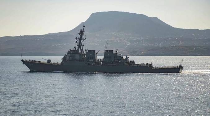 Un buque de guerra de EEUU y varios barcos son atacados en el Mar Rojo