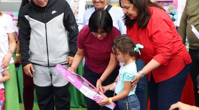 Vicepresidenta encabeza entrega de juguetes en parroquia Caricuao