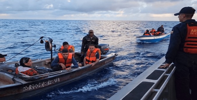 Rescatan a 25 migrantes venezolanos, ecuatorianos y colombianos en el mar Caribe