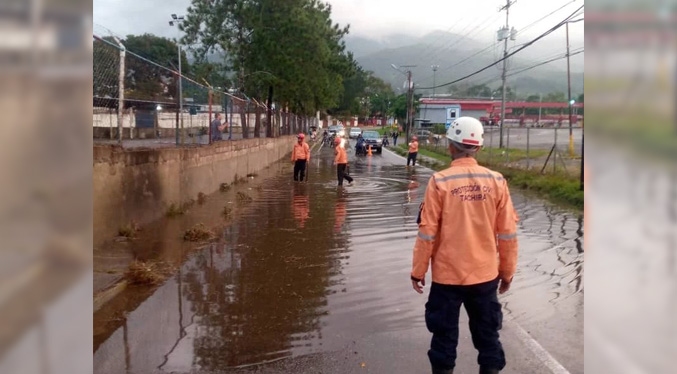 Vías anegadas tras fuertes precipitaciones en San Cristóbal