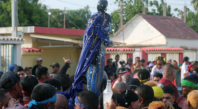 El «Santo Negro» esparció sus bendiciones por las calles de Cabimas (Fotos)