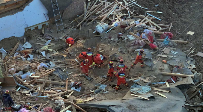 Equipos de rescate continúan trabajando contrarreloj para encontrar supervivientes tras el terremoto en China