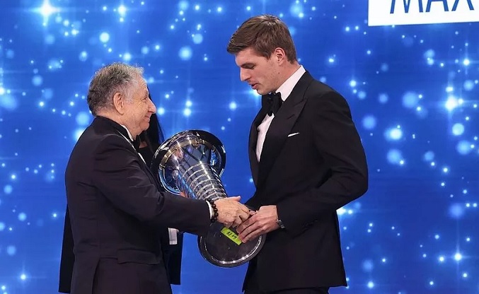 Verstappen recibe su premio de campeón en la gala FIA