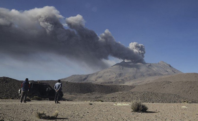 El volcán Ubinas emite una columna de cenizas en el sur de Perú sin generar daños