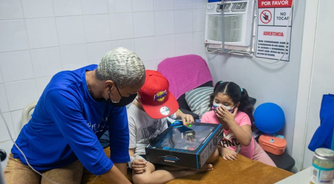 Yulimar Rojas entrega juguetes a los niños del hospital pediátrico de Barcelona