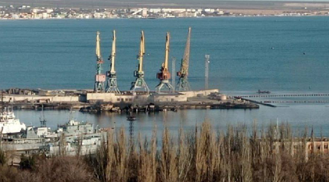 Rusia admite que un bombardeo ucraniano dañó uno de sus buques en Crimea