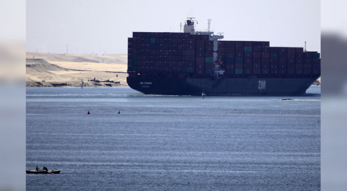 Suspendida la navegación en vía este de canal de Suez por choque, según TV estatal egipcia
